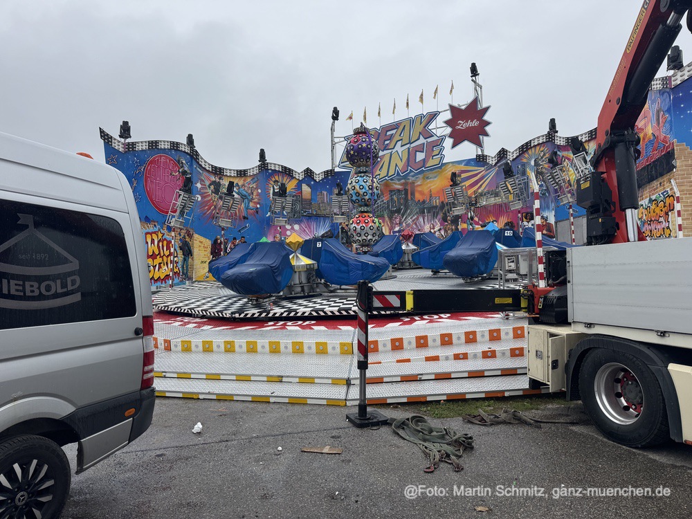 Aufbau Oktoberfest 2025, Tag 73 - Mittwoch - Break Dance von Zehle (&copy;Foto: Martin Schmitz)